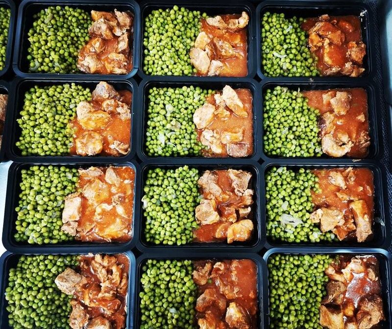 petits pois aux oignons/ sauté de porc à la tomate