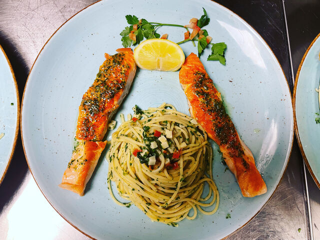 Salmone alla griglia mit Spaghetti Aglio e Olio e peperonchini 