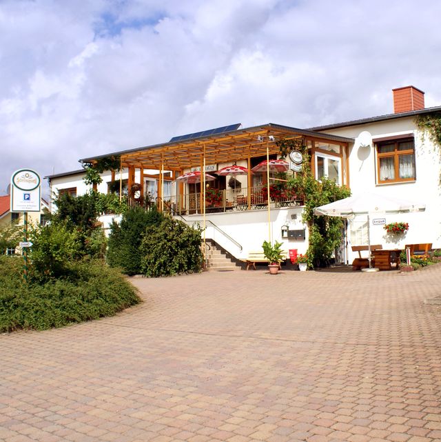 Außenbereich und Parkplatz