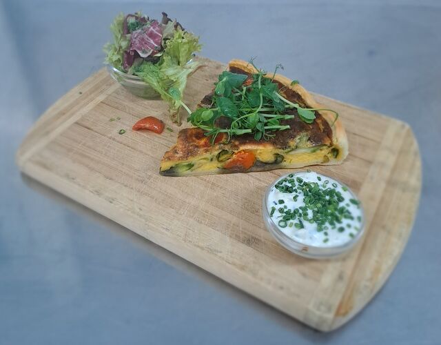 Quiche mit grünem Spargel,dazu Kräuterdip