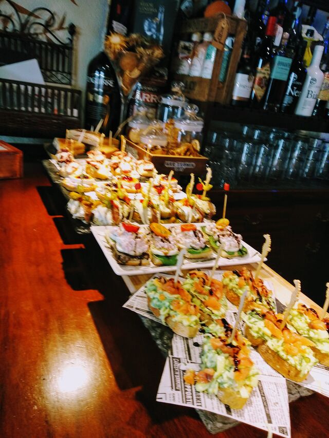 Pintxos de elaboración casera,con pan artesano que nos traen diariamente recién hecho.
