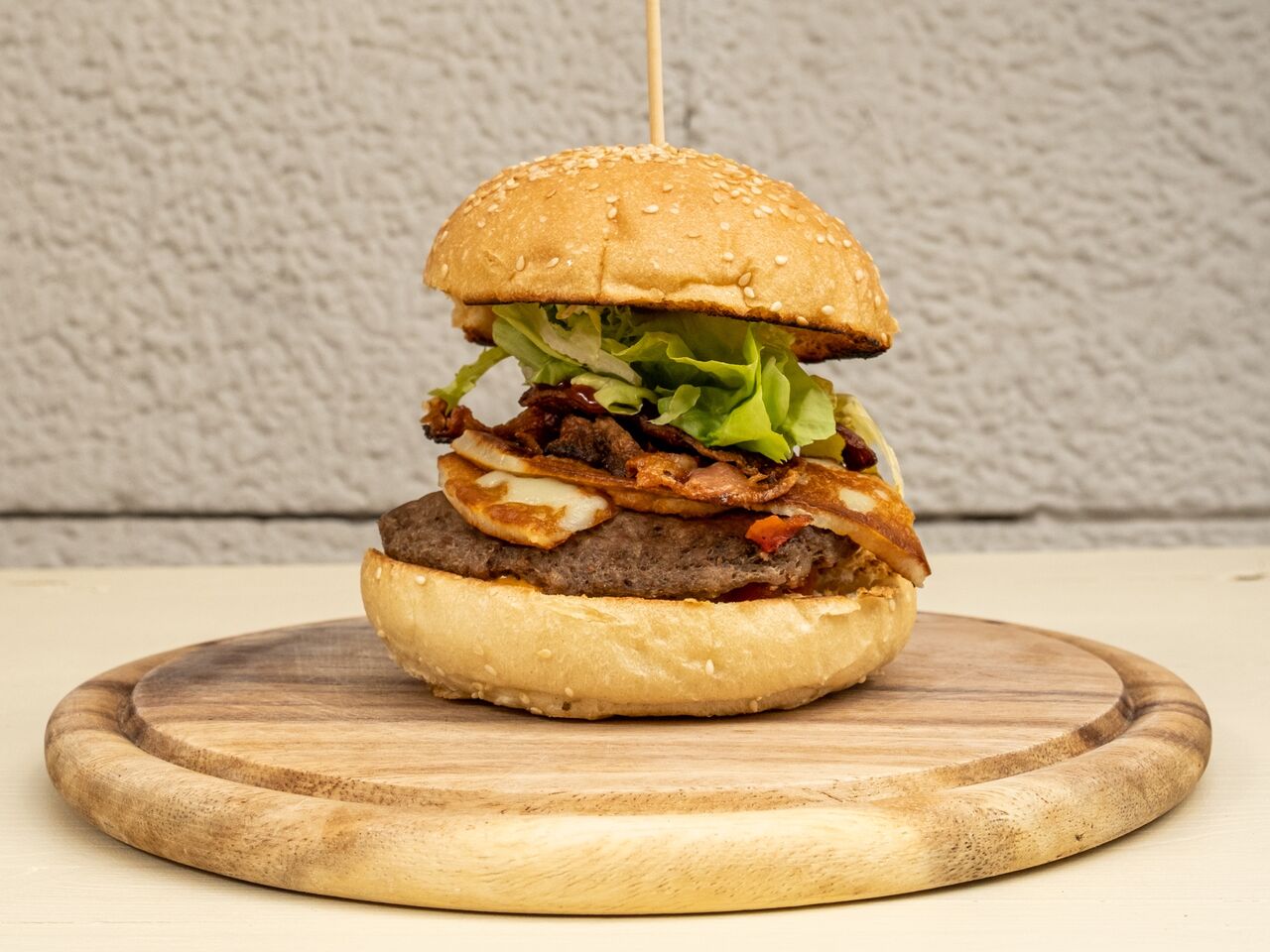 Hamburger di bovino
Caciocavallo piastrato
Bacon piastrato croccante,
Pomodorini
Salsa bbq
Salsa burger
Insalata
