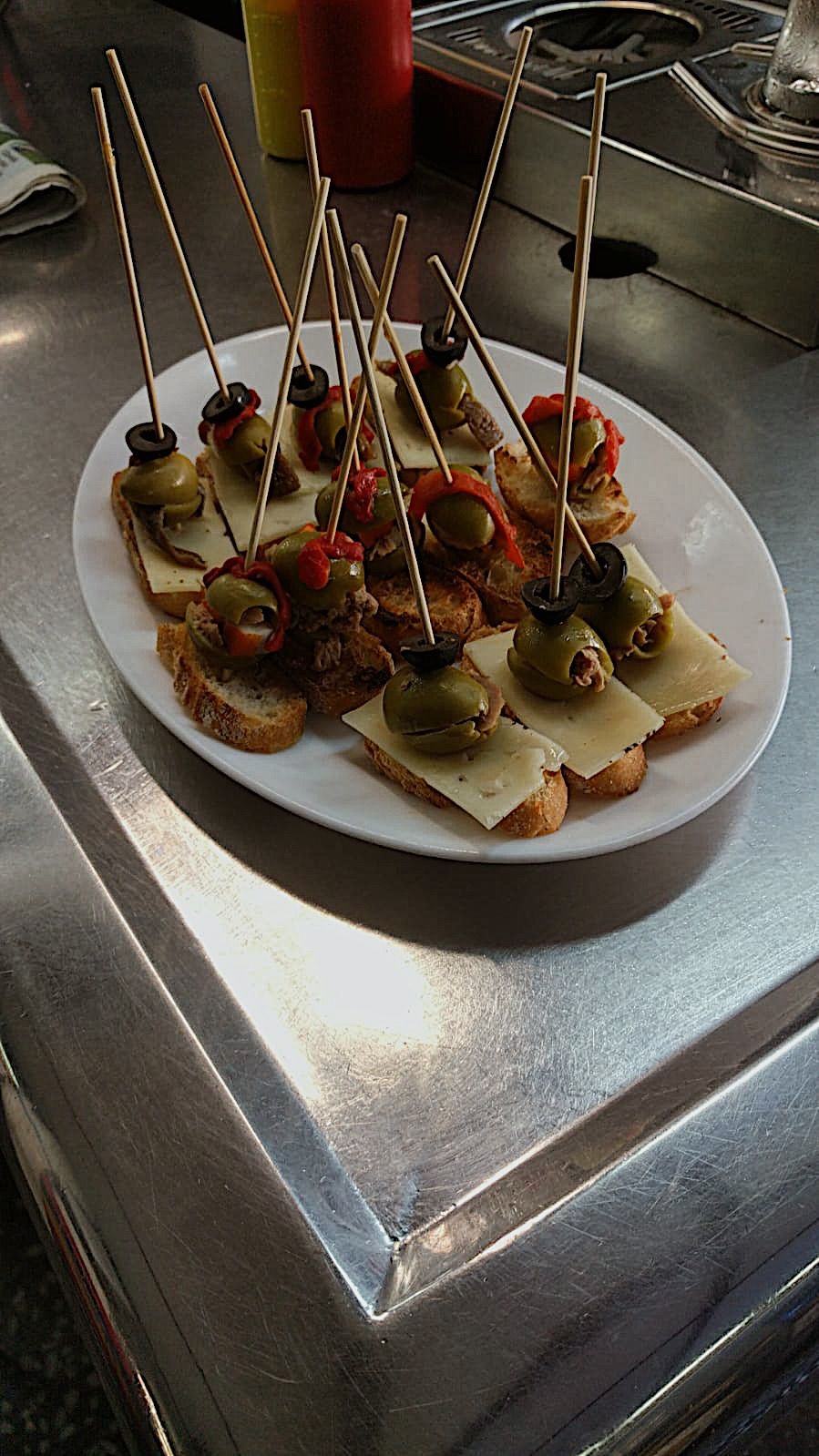 Pinchito de bacon, queso, anchoa, pimiento marrón y oliva negra