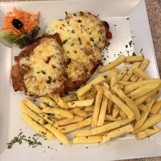 Parmigiana Schnitzel mit Pommes 