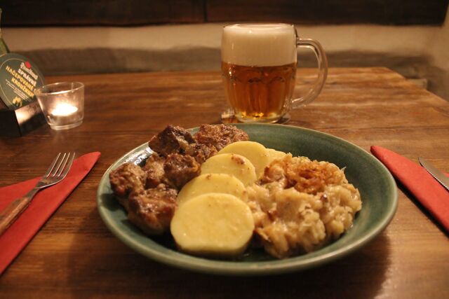 Vepřové výpečky se zelím a knedlíkem