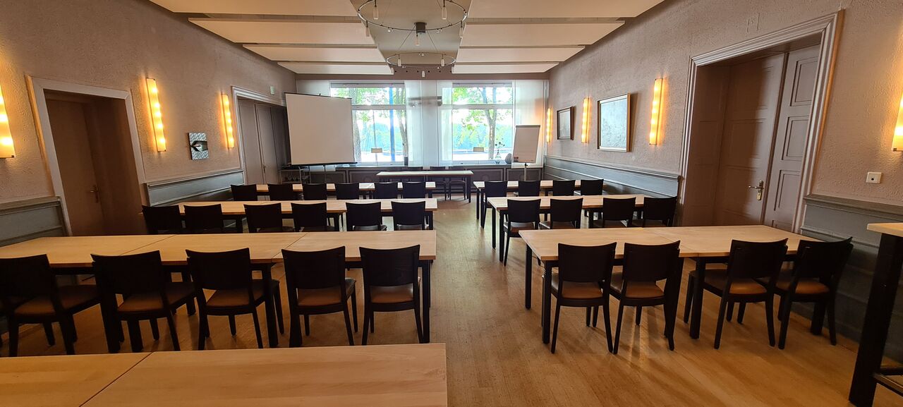 Eigentümerversammlung / Seminar mit Kurzdistanz Beamer und Flipchart