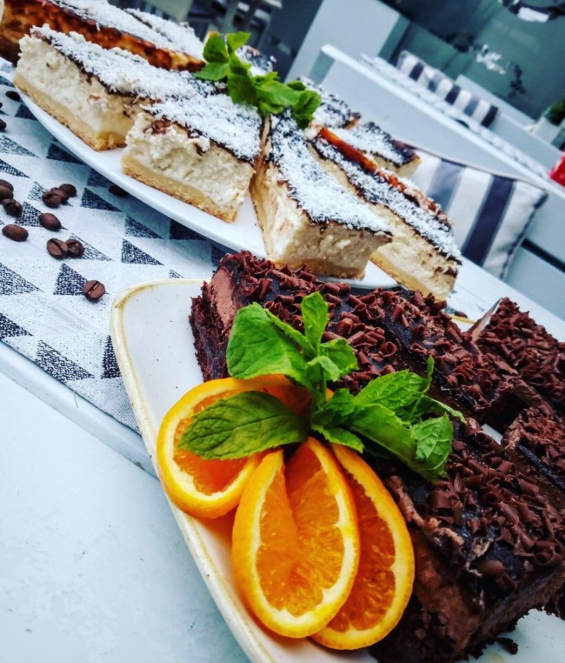 Zapraszamy na smaczne i świeże ciasta. Nasz Szef kuchni uwielbia Was rozpieszczać i codziennie piecze takie cudeńka :)