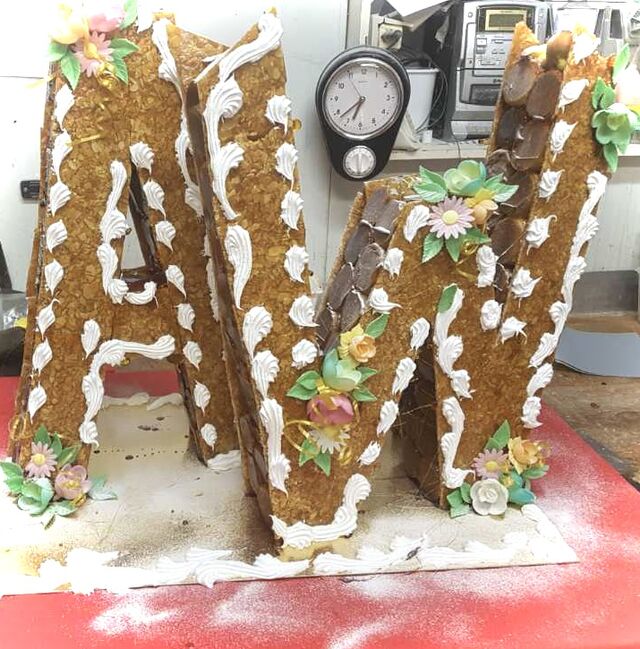 Lettre géante en choux nougatine 