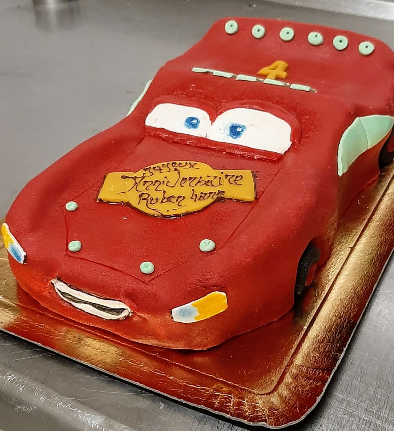 Thème Cars
Entremet au chocolat, craquant praliné décor Cars 