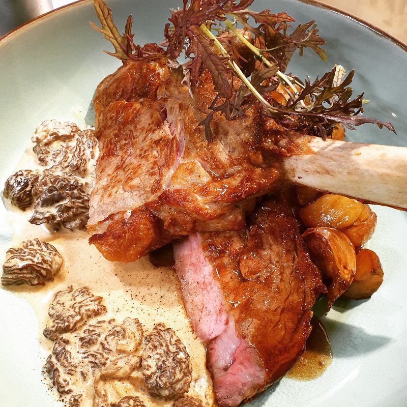 COTE DE VEAU DES HAUTES PYRÉNÉES / MORILLES / POMMES DE TERRE DE L’ÎLE DE RÉ AU JUS 
