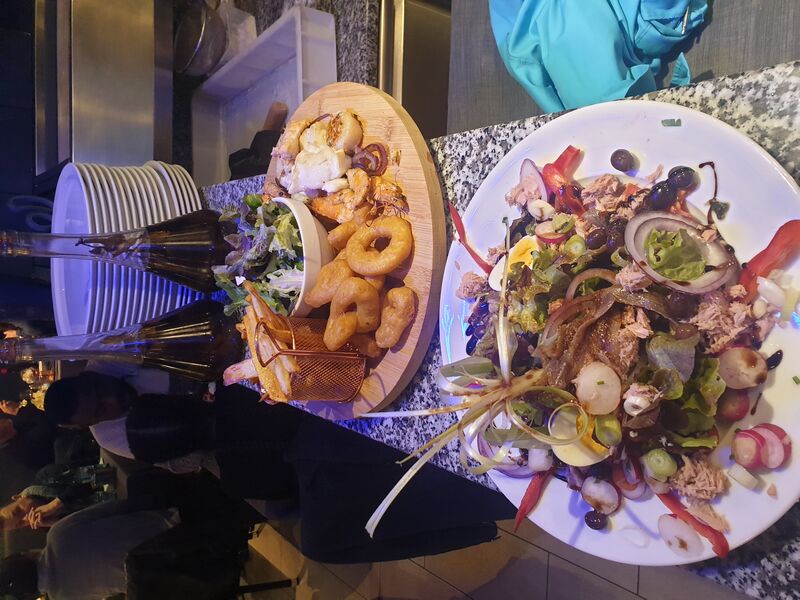 Salade niçoise
Plancha du pêcheur :
Cabillaud, noix de st jacques, saumon fumé, beignet de calamars.