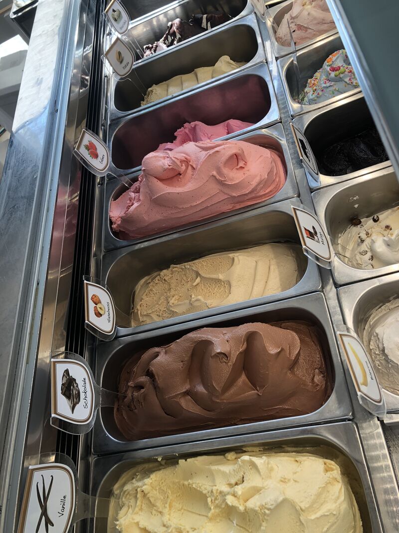 Unsere Eistheke am Morgen. 