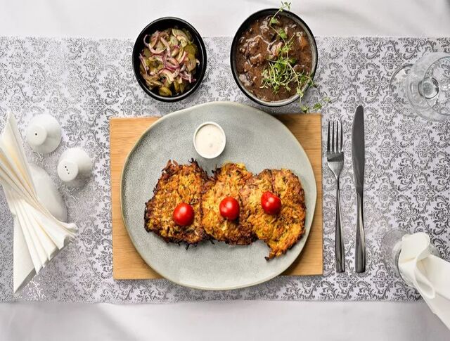 Gulasz wołowy po burgundzku placuszki z cukinii, sałatka szwedzka 48 zł