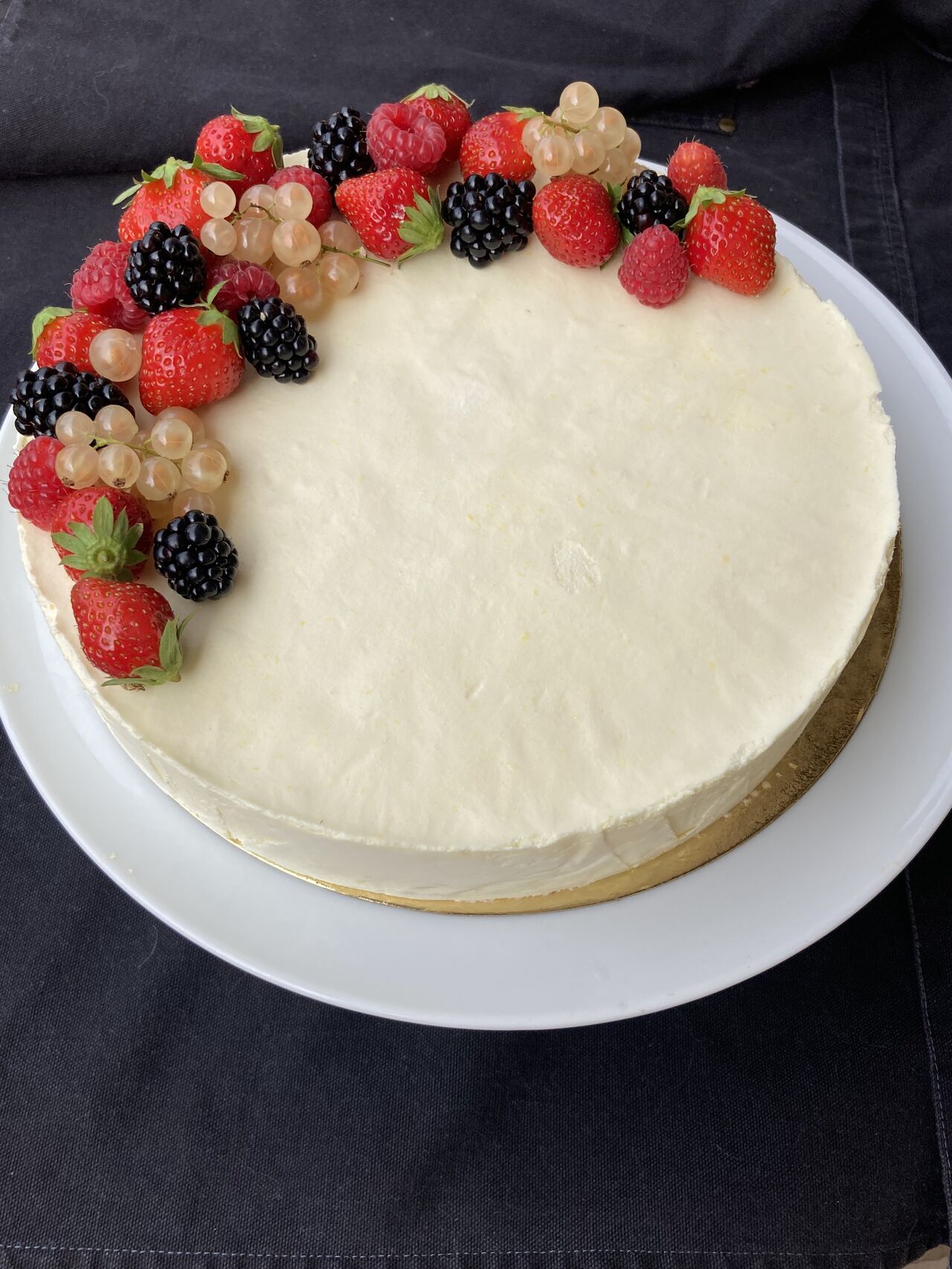 Un cheesecake composé de biscuit, d’un coulis de fruits rouges et d’un croustillant praliné/chocolats/spéculos 