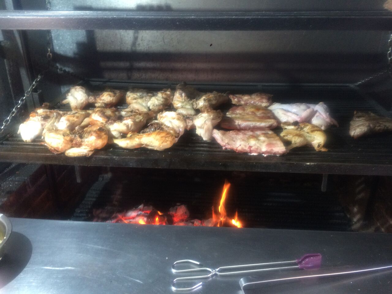 LAS BRASAS DEL CAMPESINO POLLOS , SOLOMILLOS, COSTILLAS, LONGANIZAS DE COCHINO NEGRO, CHORIZOS ARGENTINOS, BUTIFARRAS, ETC