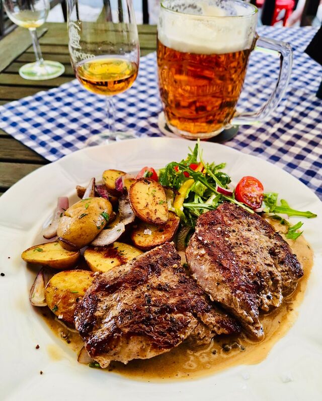 Grilovaná pluma Iberico s restovanými grenaile brambůrky a pepřovou omáčkou