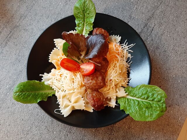 Menu enfant farfalle boulette de volaille sauce crème d'ail 