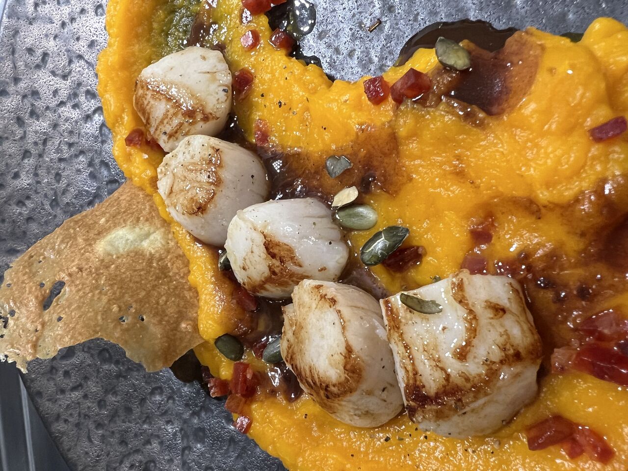 Les Saint Jacques à la Plancha, Jus Corsé, Chorizo Ibérique et Mousseline de Potimarron