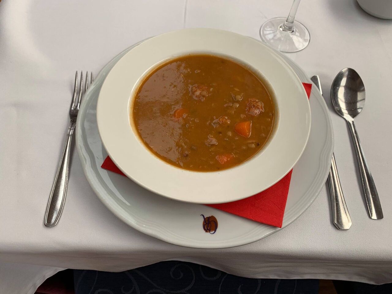 Lentejas con chorizo y manita de cerdo