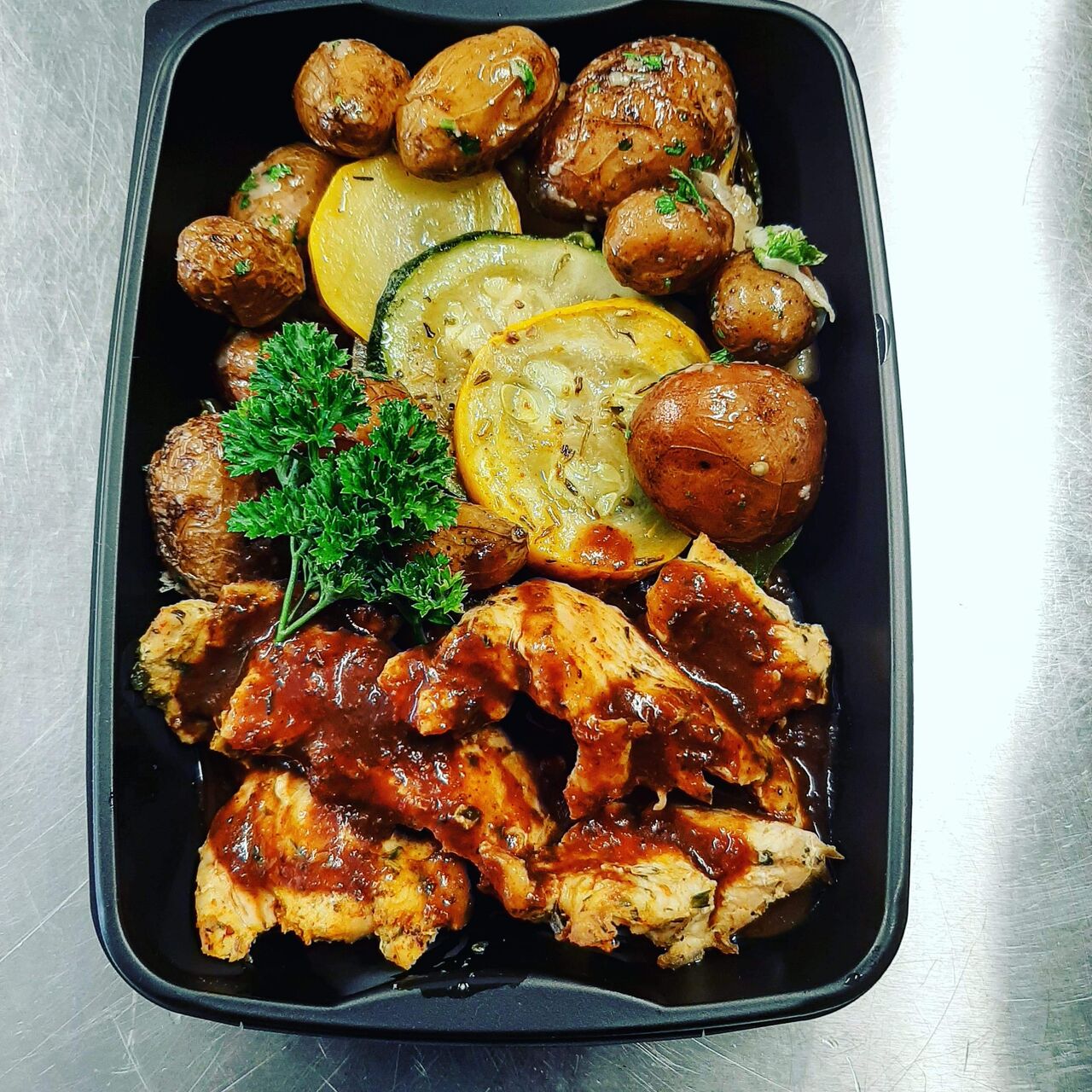 Émincé de dinde et ses pomme de terre persillé et courgettes rôti 