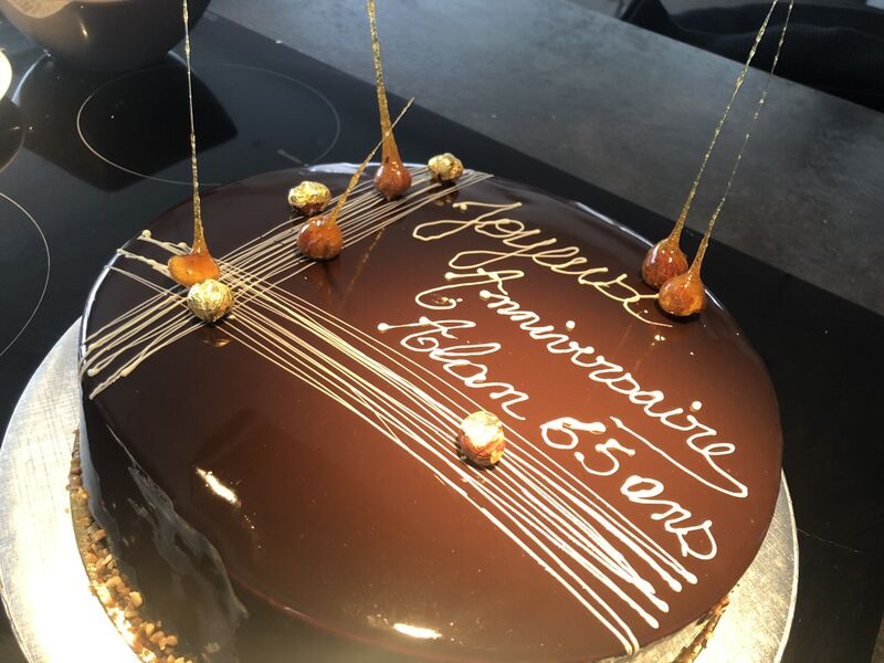 3 chocolats avec noisettes caramélisées et feuilles d'or 