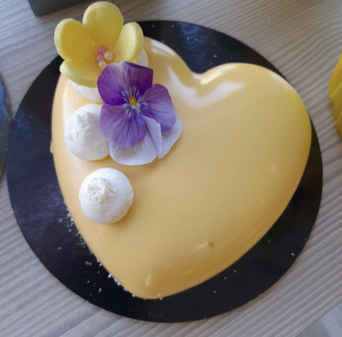 Mouse al mango con croccante ricoperta di glassa al limone