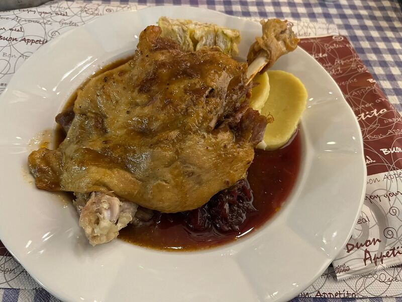 Husí stehno s variací knedlíků 