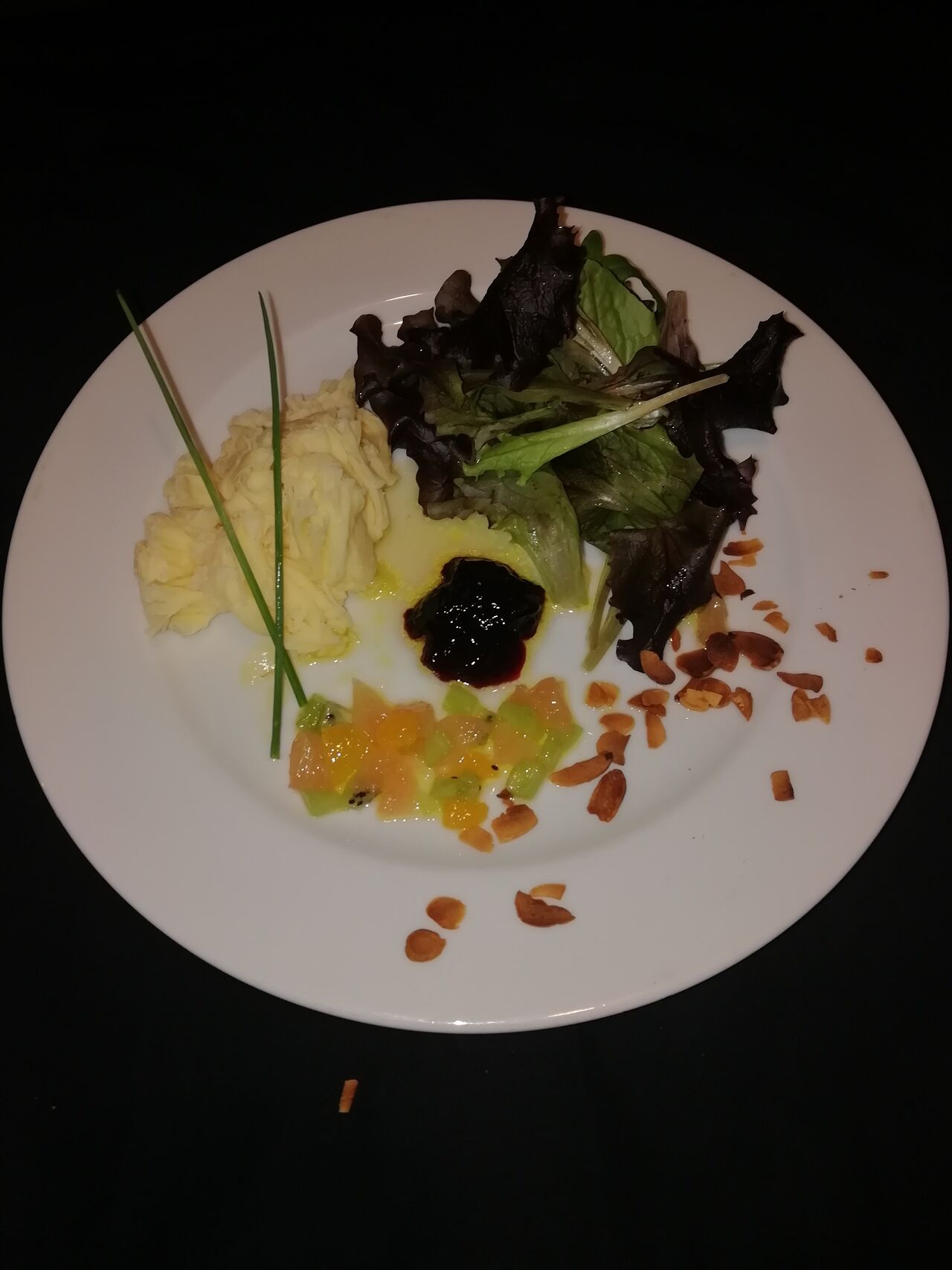Éventail de tête de moine, confiture de cerises noire, pousse de salade vinaigrette d agrumes