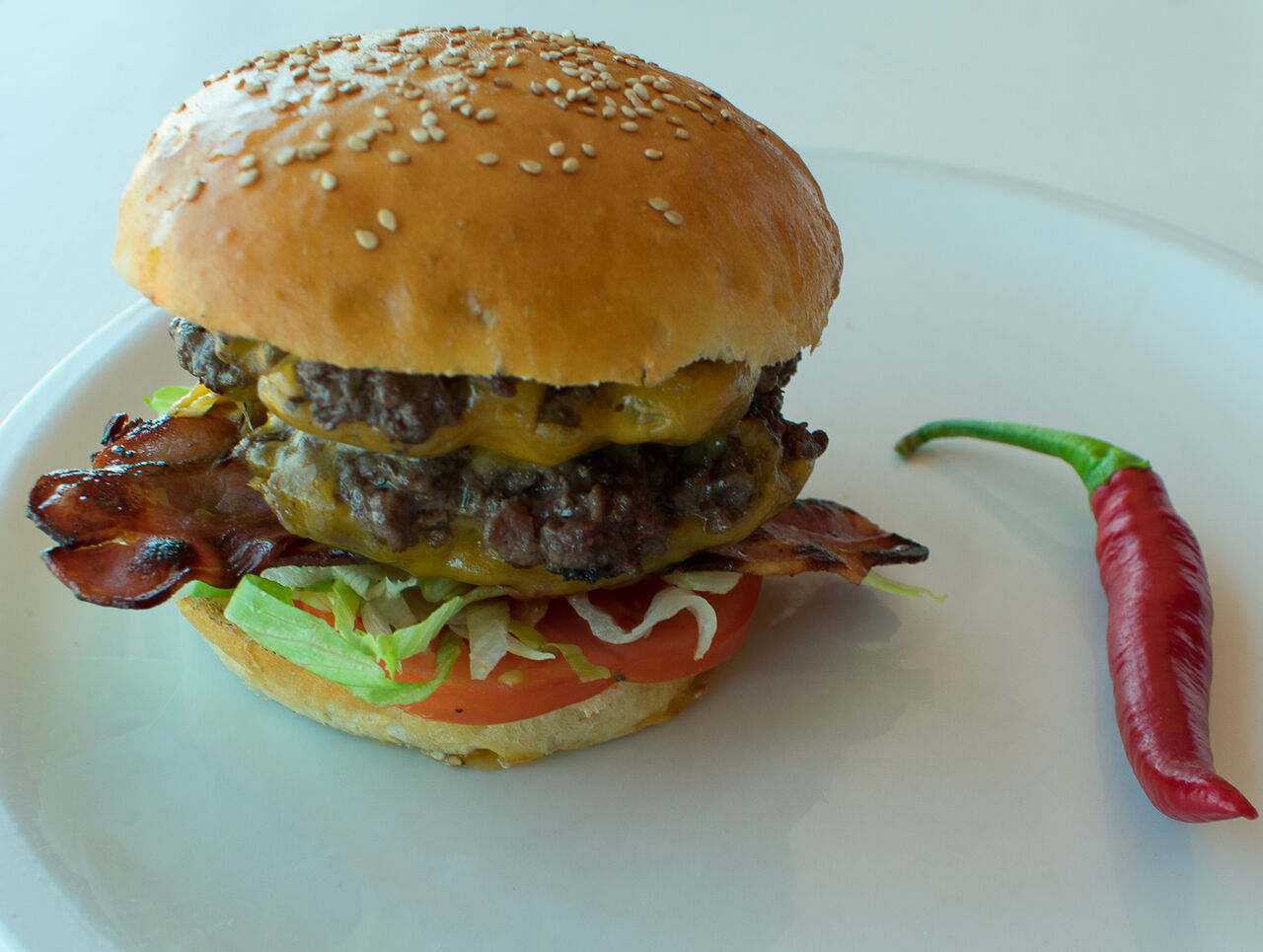 Hamburguesa TUCU
(Pan artesanal , hamburguesa casera de 150gr , Bacon , chédar , huevo , lechuga y tomate)
