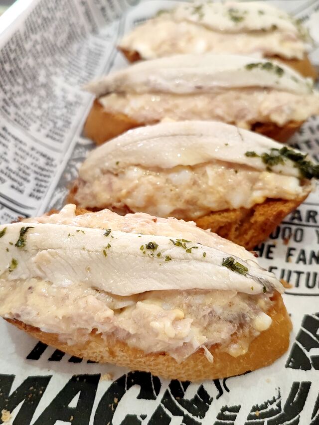 Canapé de huevo y atún con boquerón