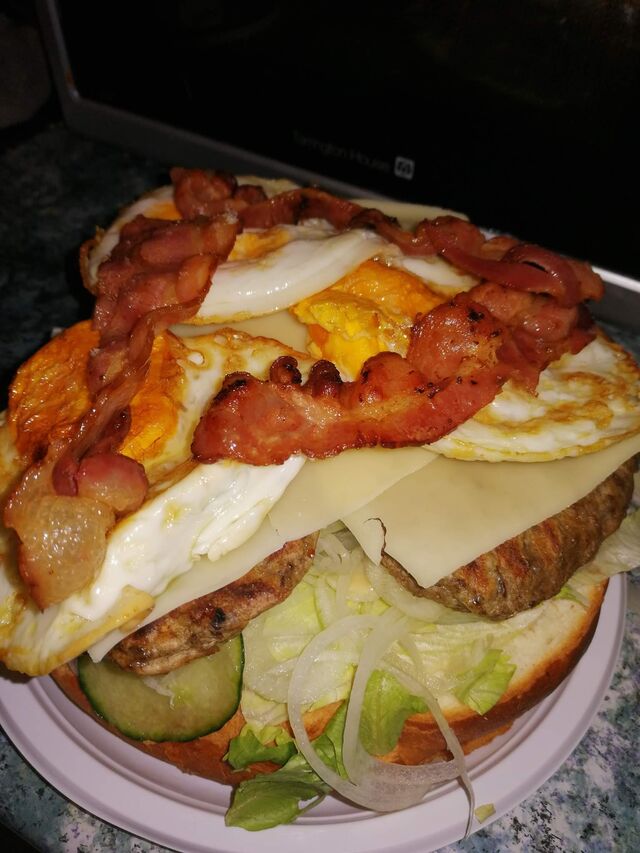 Óriás Yoo hambink, tripla hús - tükörtojás - bacon-sajt, zöldségek, szószok, 1,5kg 5150ft