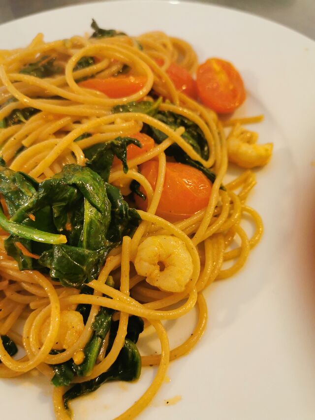 Espagueti integral con gamba y espinaca C/ tomate cherry. 