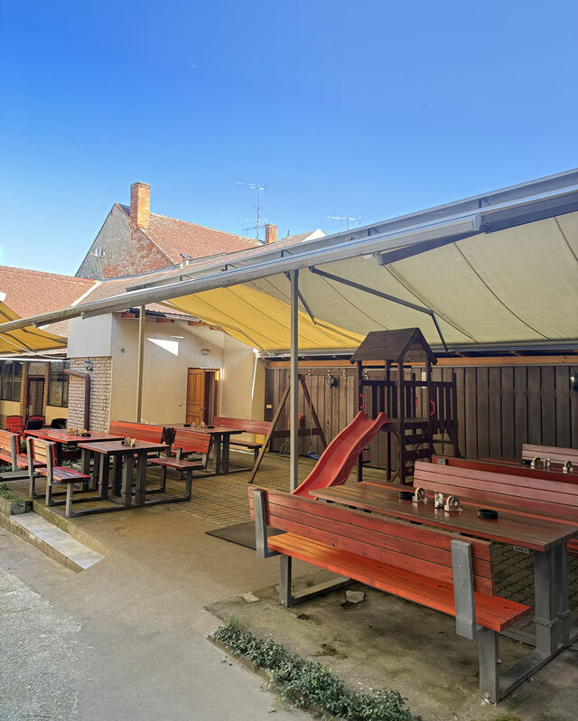 Zahradní posezení lze kompletně zakrýt proti dešti