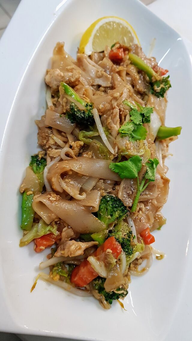 Nr. 19 Gewokte noedels met kip/varkensvlees / scampi’s, ei, groenten op smaak gebracht met zwarte sojasaus 