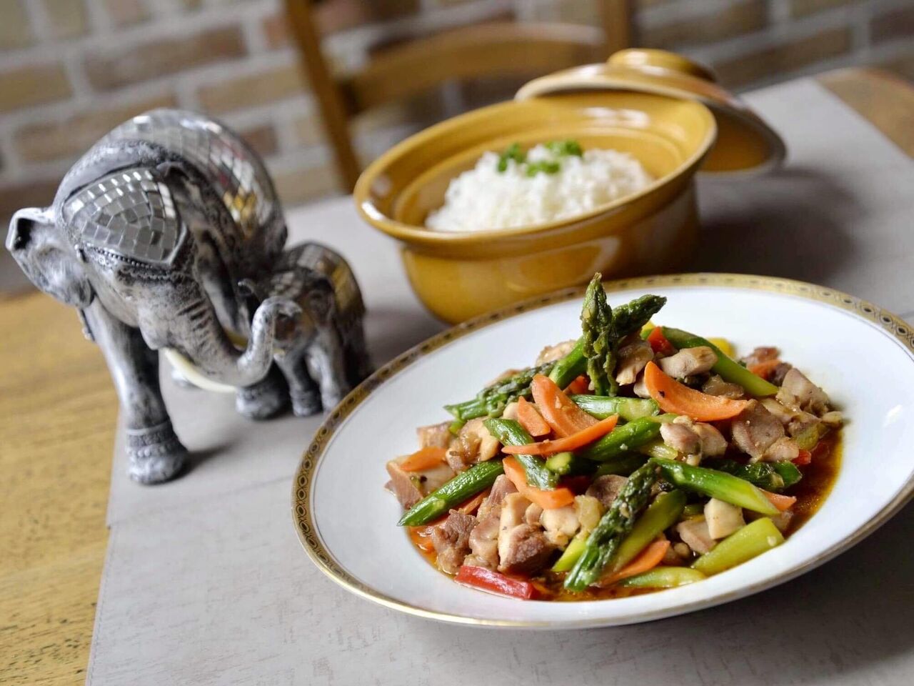 Poulet sautées aux asperges à la thaïlandaise