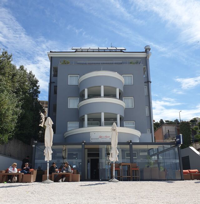 Sunset Split Rooms Front View