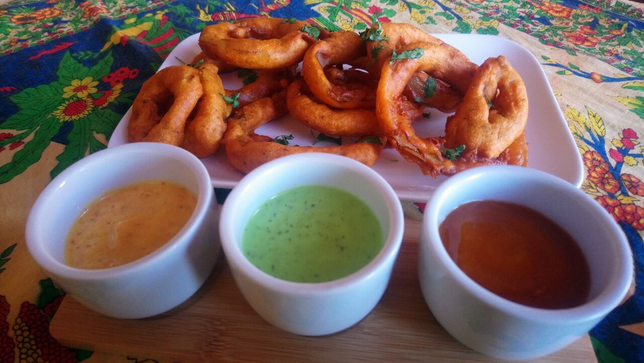 Onion rings - krążki cebulowe panierowane w mące z ciecierzycy - 12 zł 