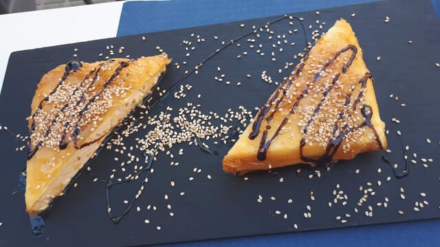 Delicia típica de la isla de Creta: Feta meli. Queso feta envuelto de masa filo con miel y sésamo. ¡No te lo pierdas!