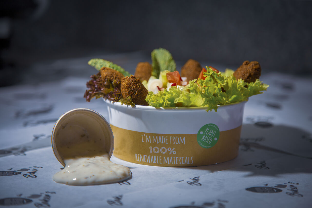 Vegan & Veggie Food🌱 bei Baker‘s. Der gemischte Salat mit Falafelbällchen und leckerem Dressing. #vegan #veggie #falafel #hummus