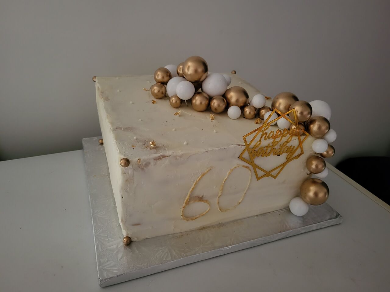 gâteau carré , 60 ans or blanc