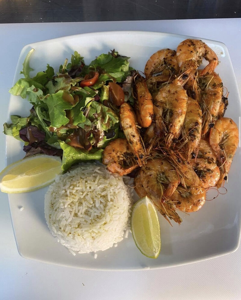 Poêlée de crevettes persillade riz et salade