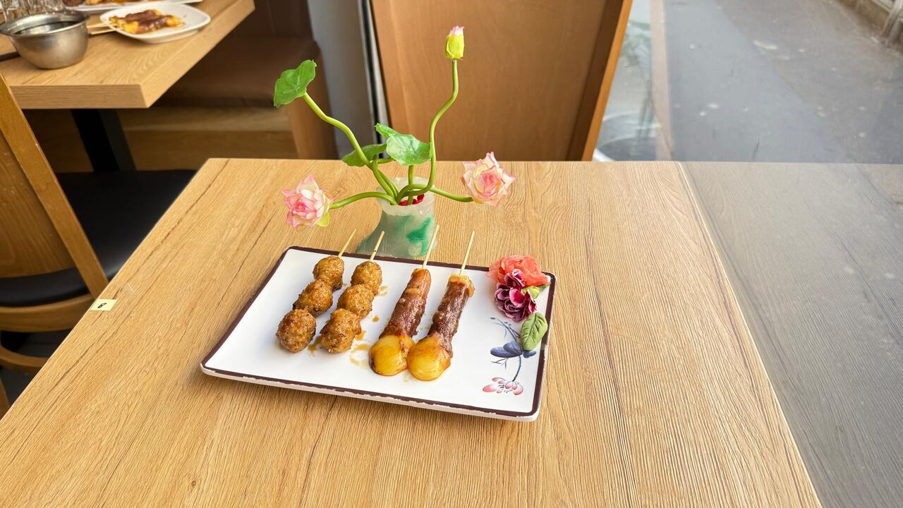 MENU P1 - 9,50€ 4 brochettes grillées, 2 boulettes de poulet, 2 boeuf au fromage