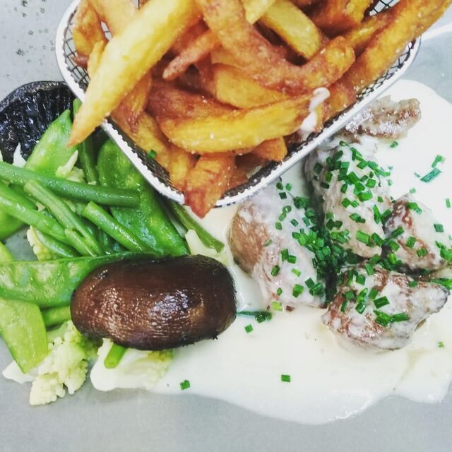 Sot l'y Laisse de Dinde / Sauce Suprême / Porto Bello et Poêlée de Légumes verts / Frites Maison