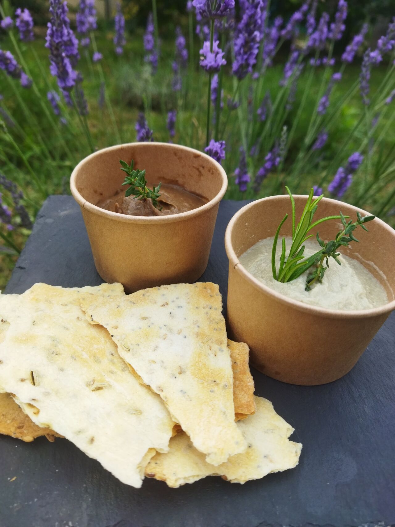La crème d'aubergines aux olives noires et la crème d'artichauts à l'huile de noisettes