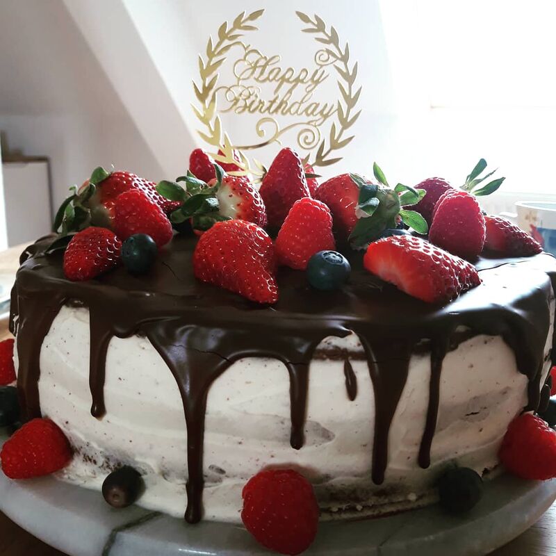 gr. Drip Cake mit Himbeer-Mascarpone-Sahne Füllung