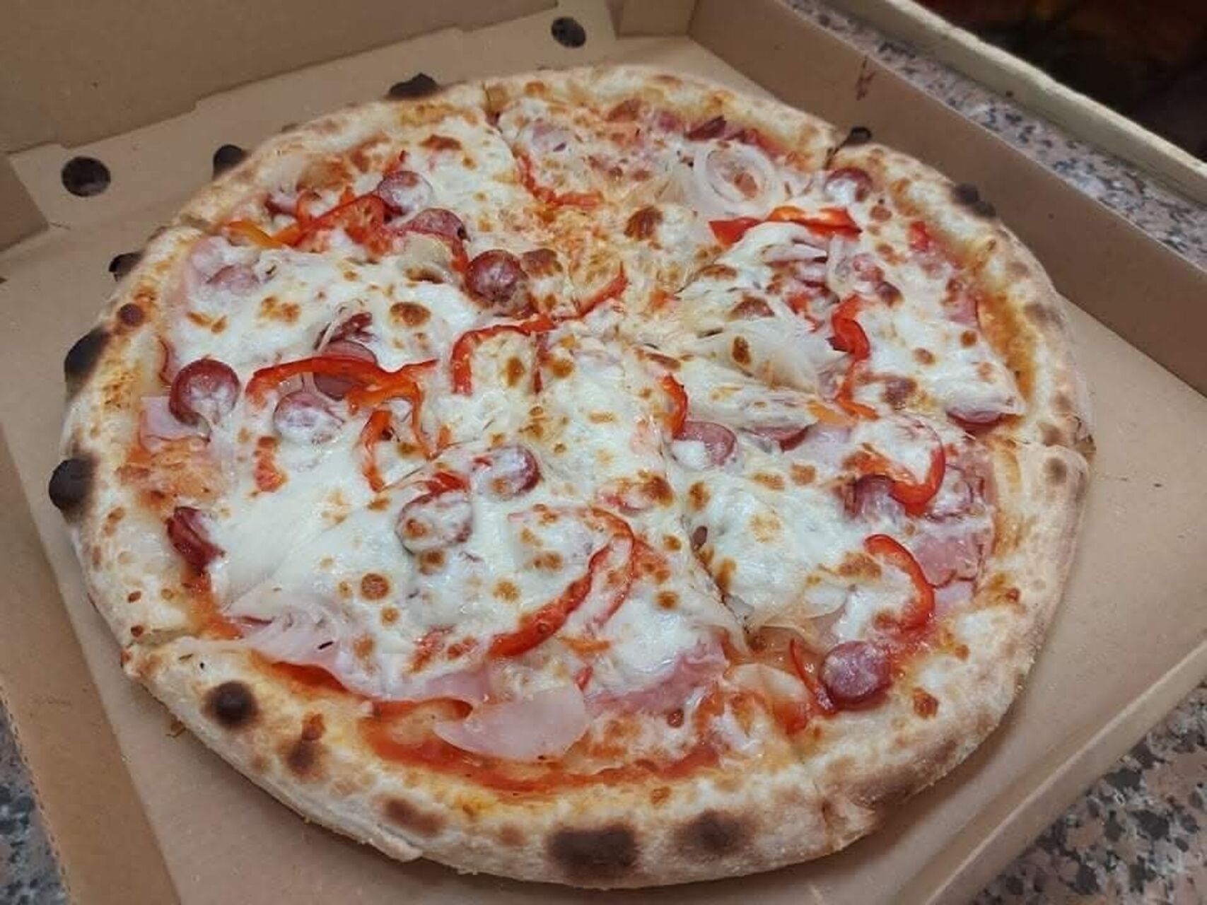 Pizza Ungurească – O explozie de arome savuroase! 🍕