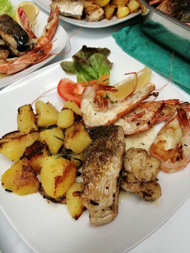 gegrillter Fischteller mit Kartoffeln