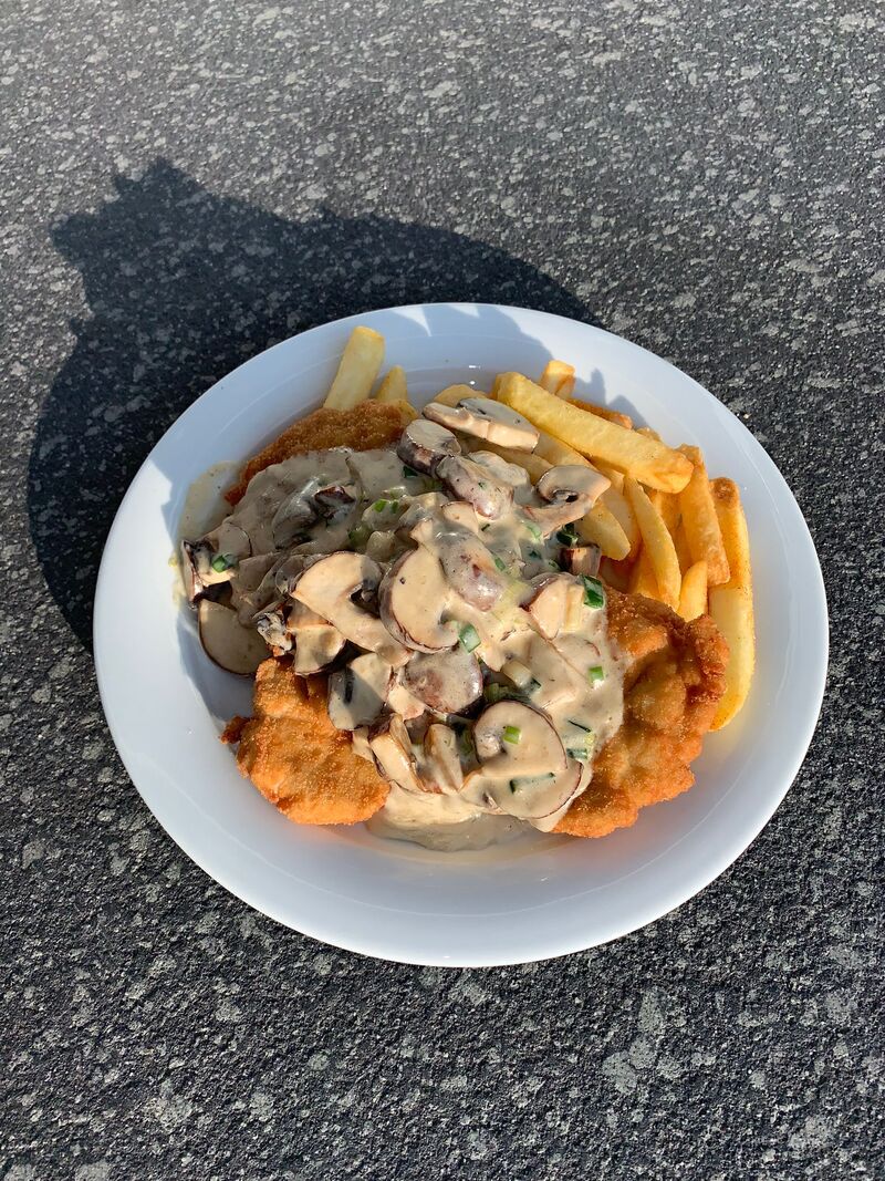 Champgnon-Rahm Schnitzel an Pommes Frites