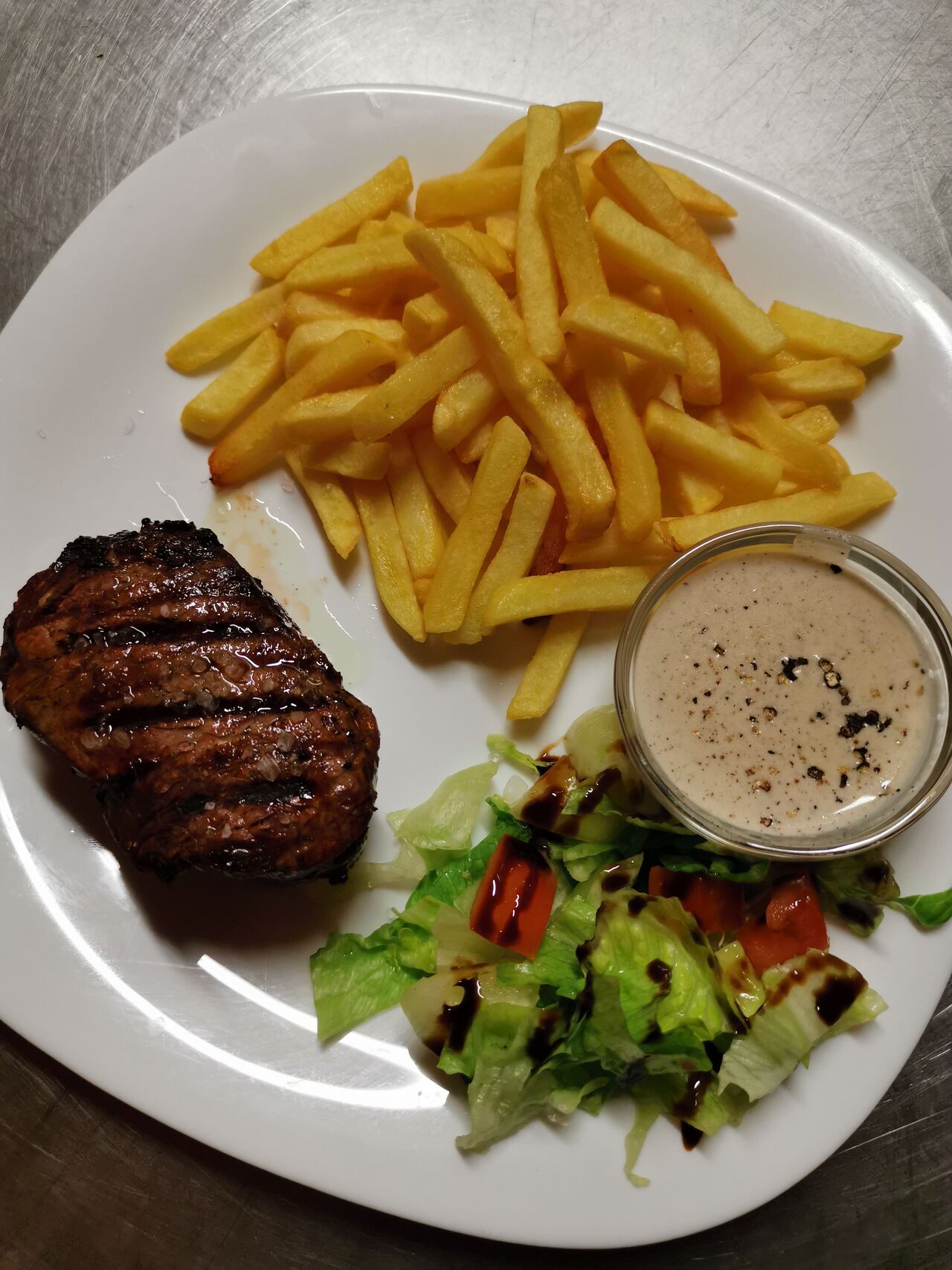 Biftek s hranolky a pepřovou omáčkou