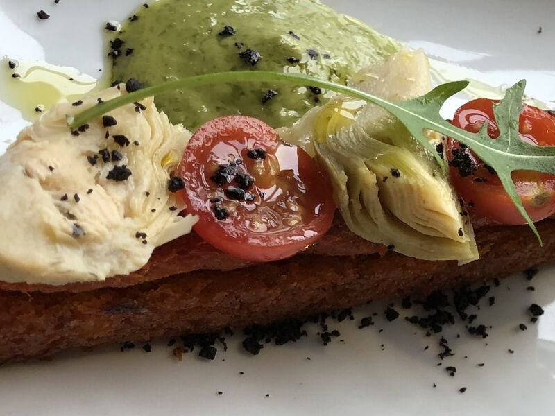 Focaccia aux tomates séchées, cœur d'artichaut, tomate cerise et pesto